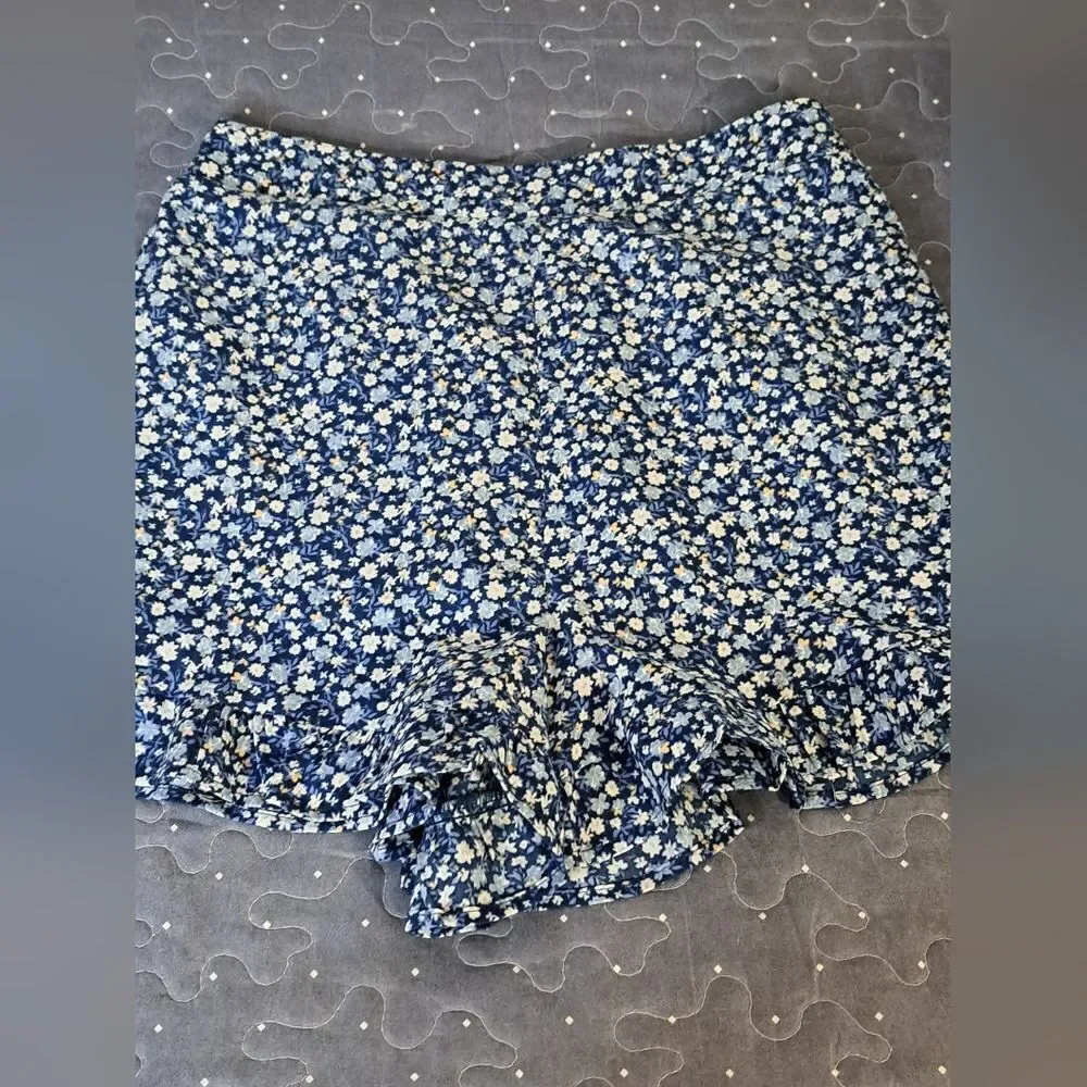 Paper Crane blue floral shorts size small
